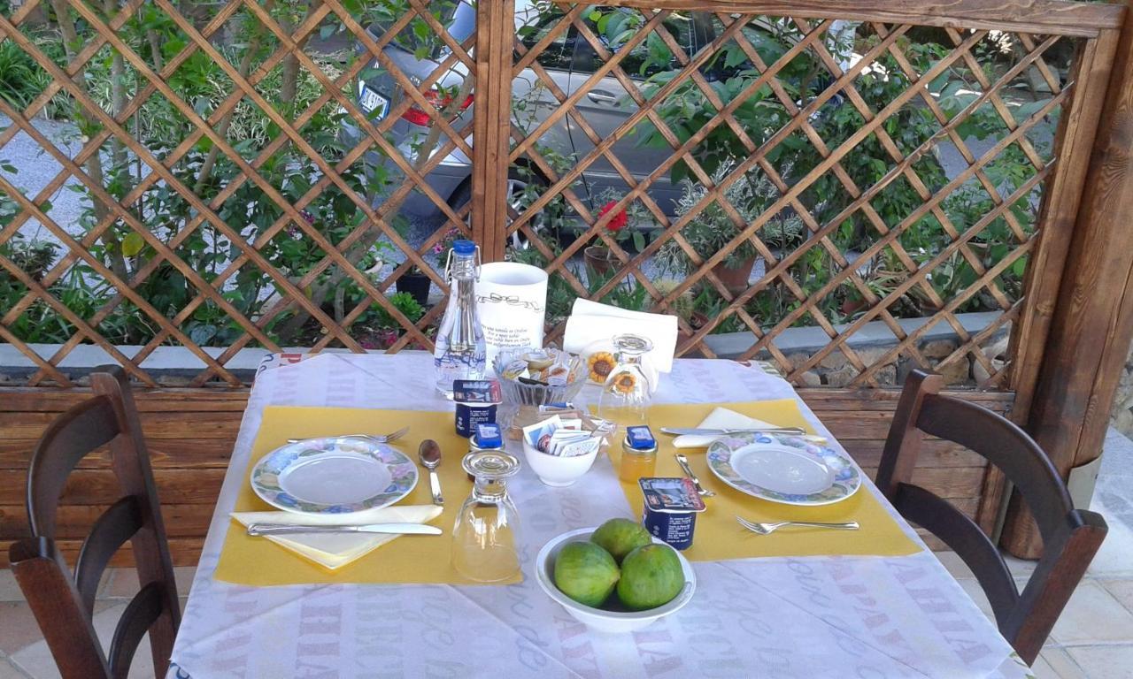 B&B Il Girasole SantʼAnna Arresi Εξωτερικό φωτογραφία